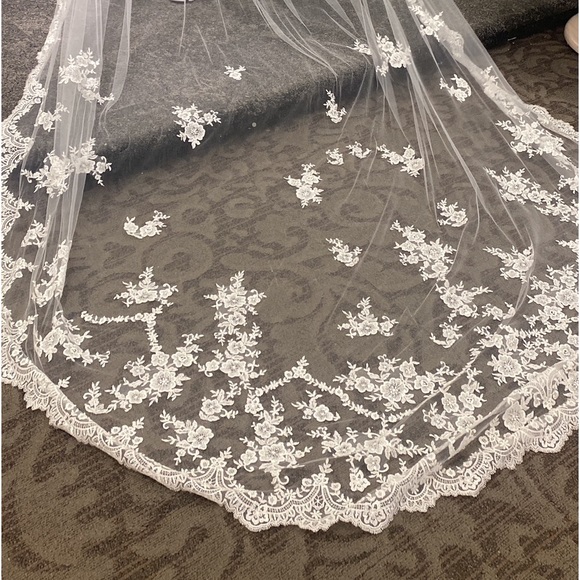 Beautiful Cathedral Length Mantilla Veil Delicate Lace Sequins - Picture 2 of 11